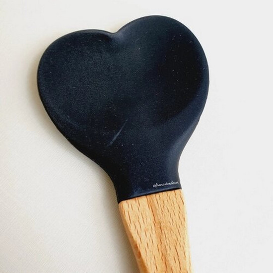 Imagem COLHER DE SILICONE COM CABO DE BAMBU HEART CHARMY PRETO - LYOR 