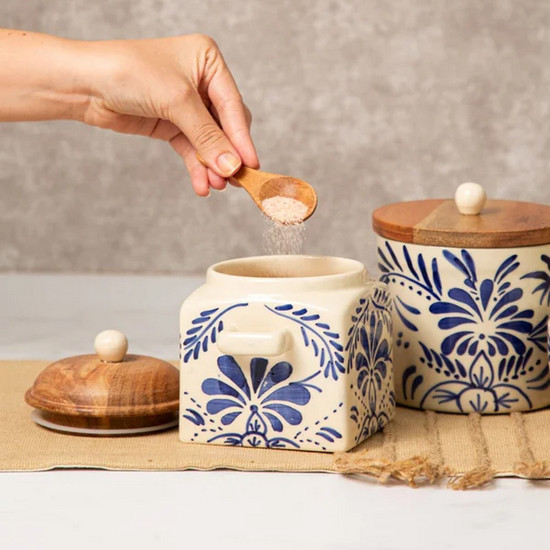 Imagem POTE COM TAMPA E COLHER VERSAILLES NARSCISO EM CERÂMICA ARTESANAL 15X13CM - COPA&CIA 