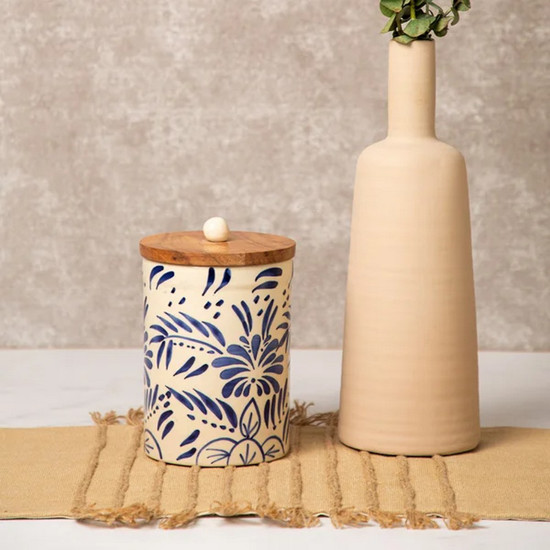 Imagem POTE VERSAILLES NARSCISO EM CERÂMICA ARTESANAL COM DETALHES AZUL 19X12 CM - COPA&CIA