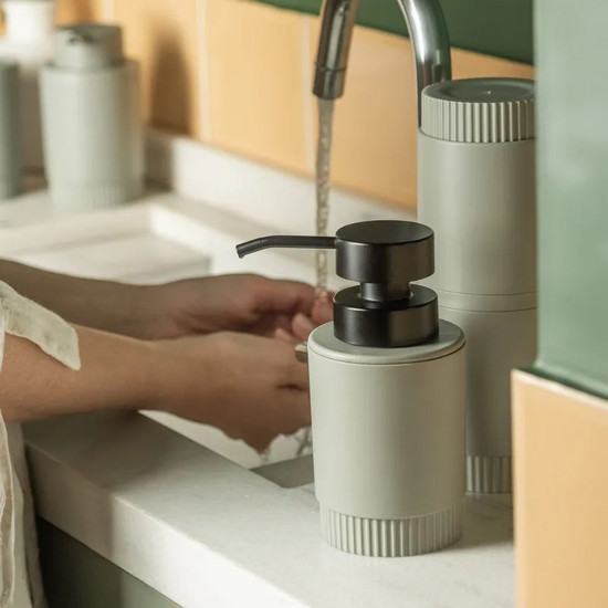 Imagem PORTA SABONETE LÍQUIDO COM VÁLVULA PRETA DÓRICA COR VERDE SALVIA 300ML 7,8X11,3X15,2CM 