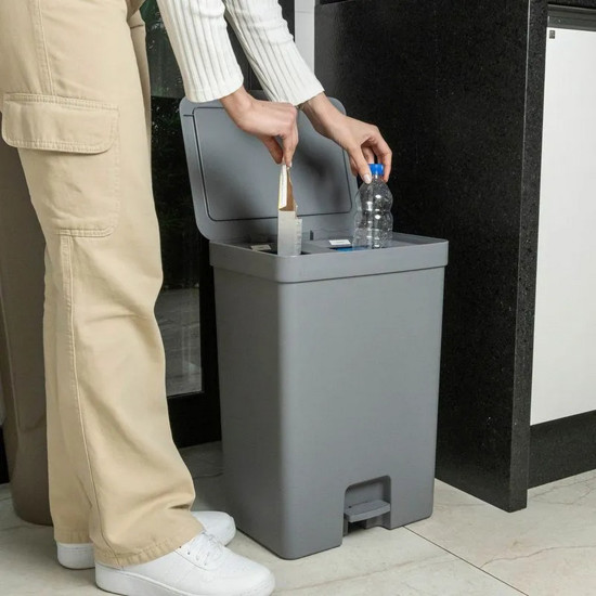 Imagem LIXEIRA COM PEDAL TRIUM 30 LITROS COM DUPLO COMPARTIMENTO COR CHUMBO 15 + 15 LITROS