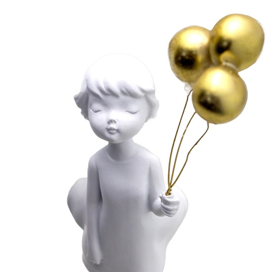 Imagem MENINA DECORATIVA EM RESINA COR BRANCO SEGURANDO BALÕES DOURADO 34CM 