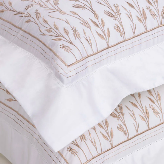 Imagem COLCHA FLORA COM PORTA TRAVESSEIROS QUEEN 300 FIOS 100% ALGODÃO BRANCO - TRUSSARDI