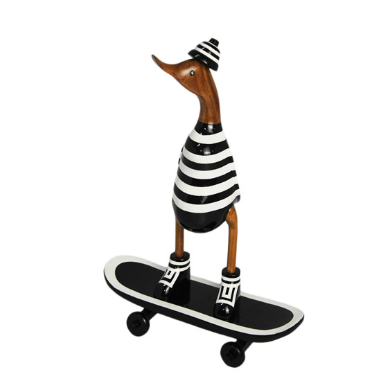 Imagem PATO COM PRANCHA DE SKATE E TOUCA DECORATIVO PRETO E BRANCO EM MADEIRA - PORTAL ÁSIA